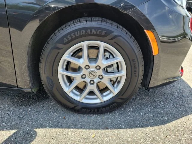 2023 Chrysler Pacifica Touring L - Photo 7