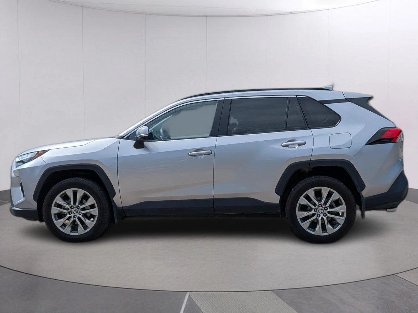 Used 2024 Silver Sky Metallic Toyota XLE Premium image 2