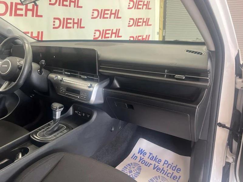 Used 2024 White Hyundai SEL image 13