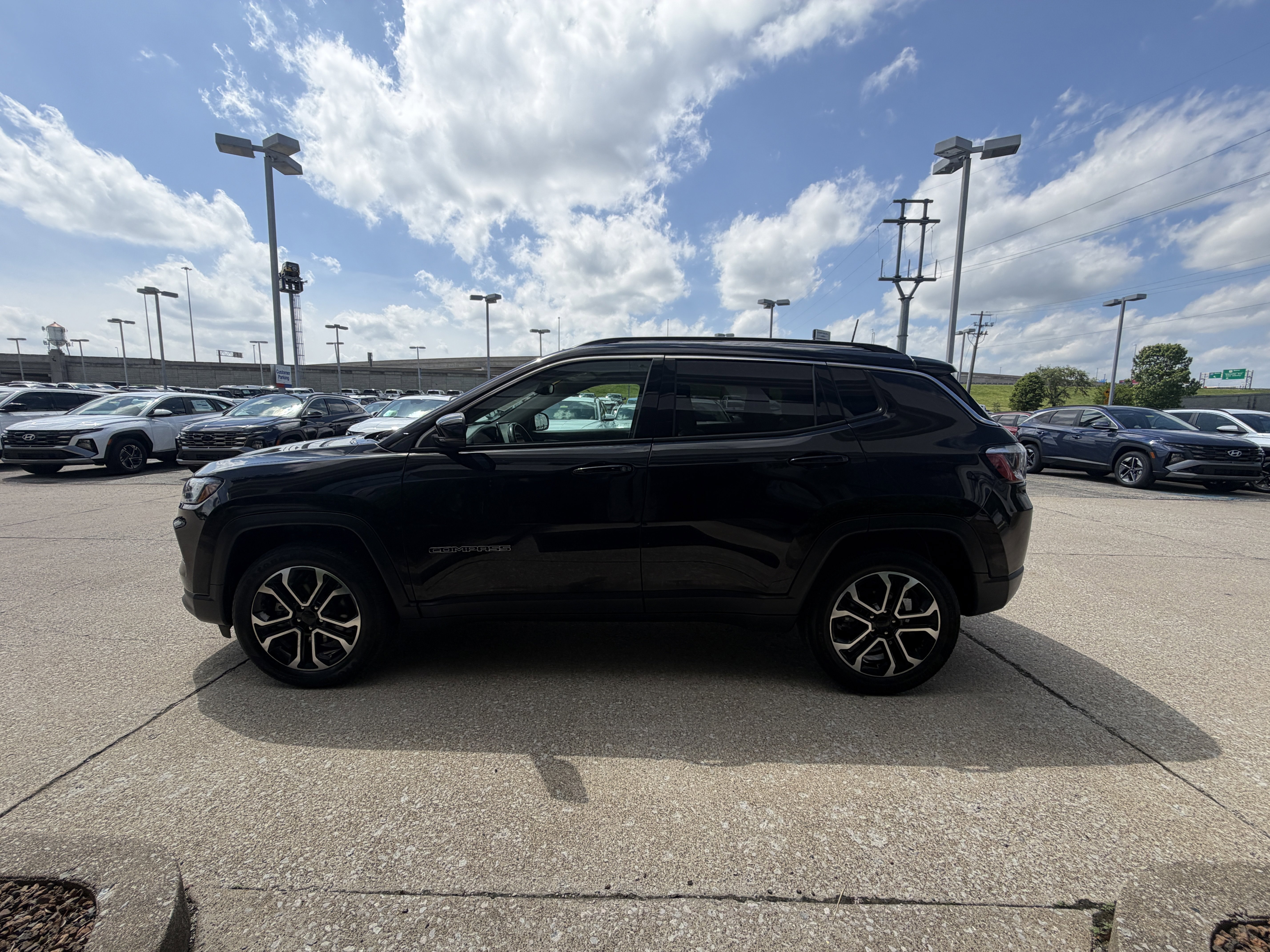 Used 2022 Diamond Black Crystal Pearlcoat Jeep Limited image 15
