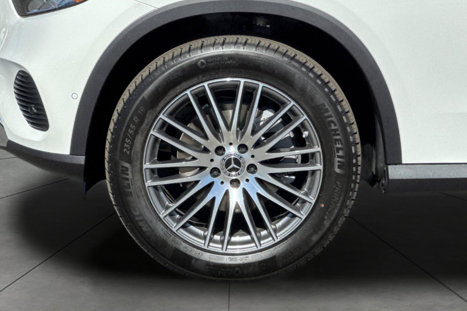 New 2027 Polar White Mercedes-Benz GLC 300 image 3