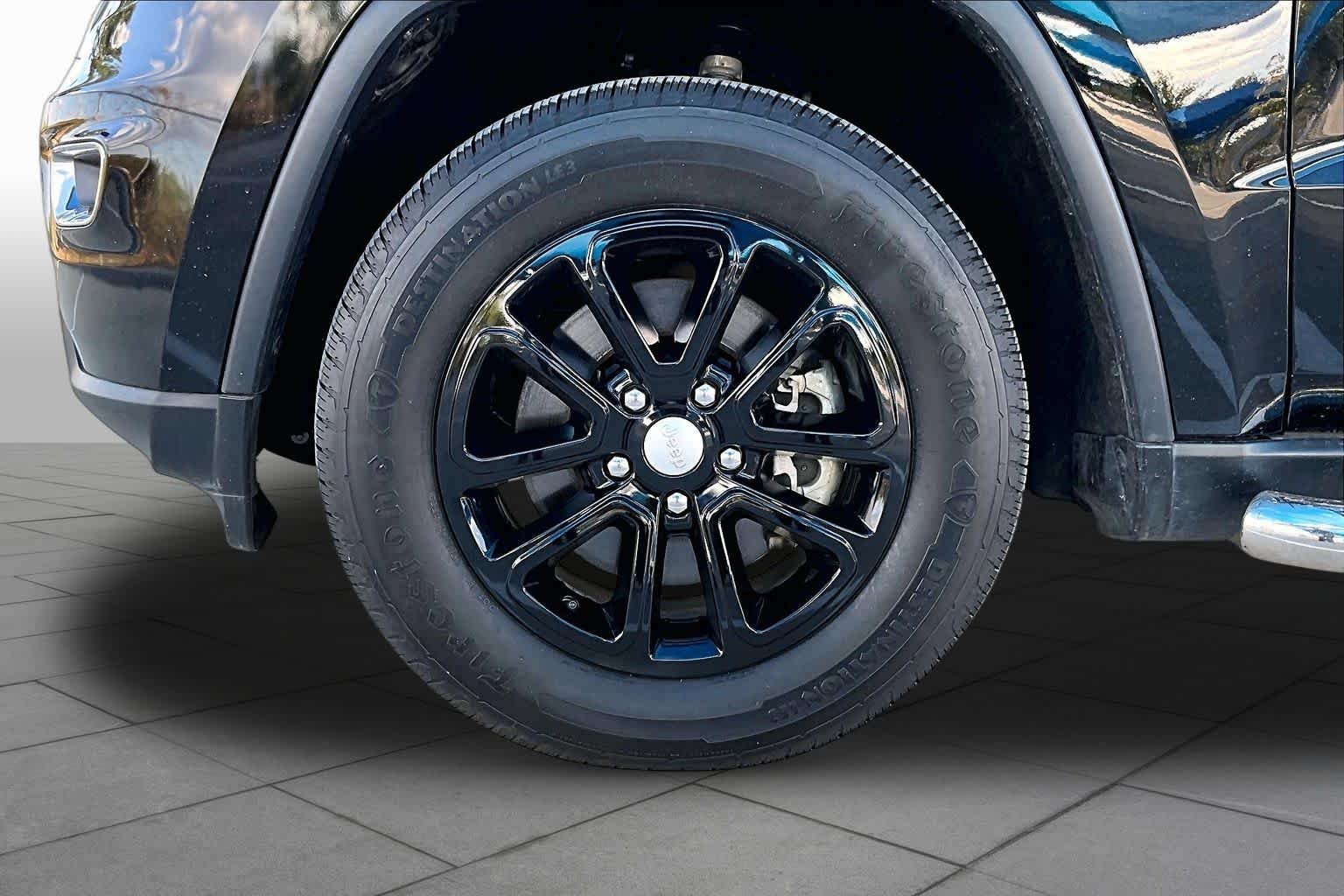 Used 2022 Diamond Black Crystal Pearlcoat Jeep Laredo E image 10