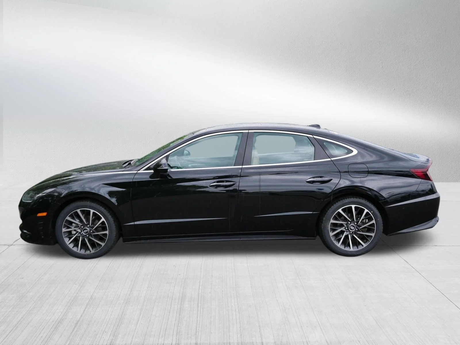Used 2021 Phantom Black Hyundai Limited image 4
