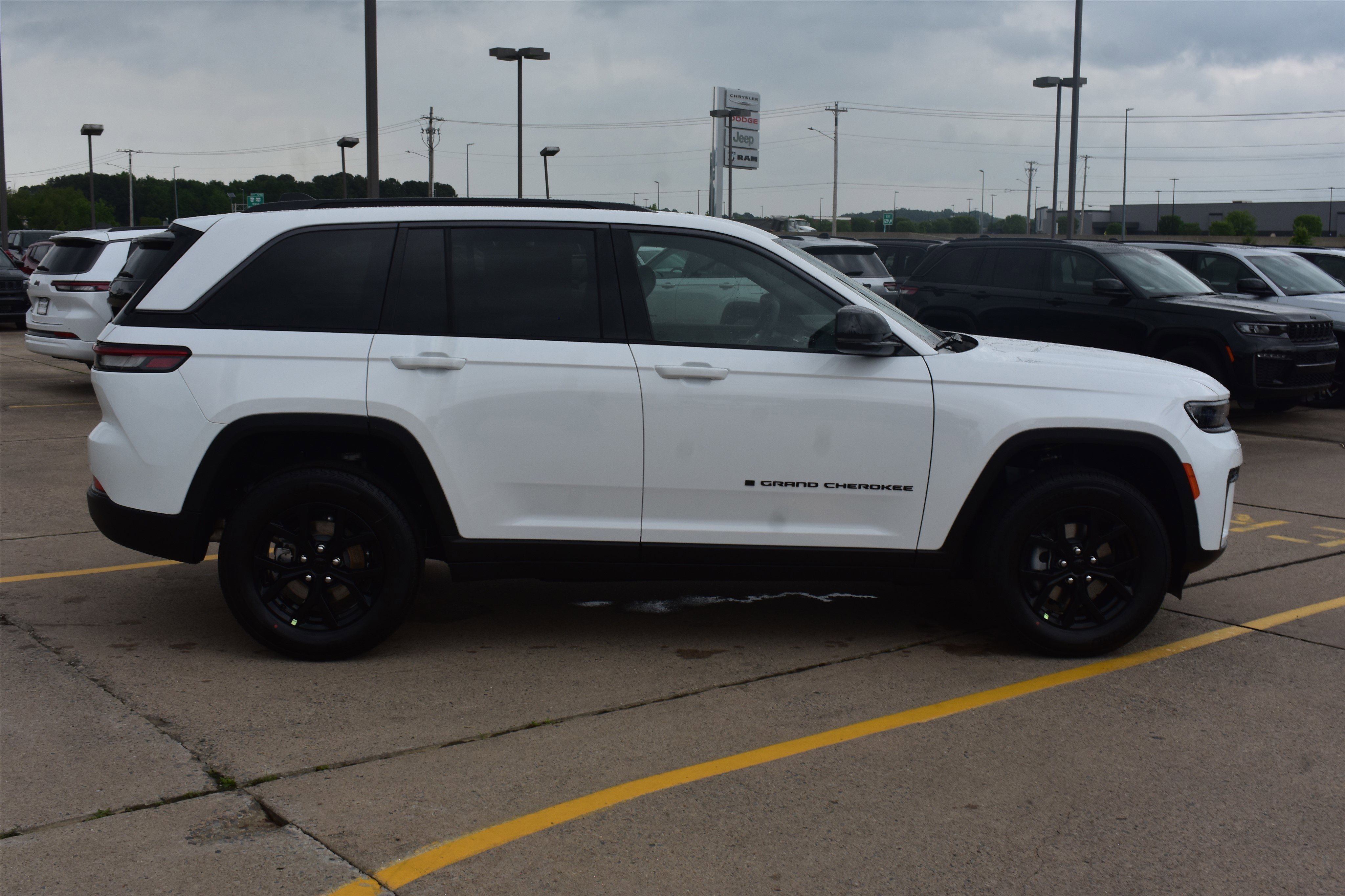 New 2026 Bright White Clear-Coat Exterior Paint Jeep Laredo Altitude image 4