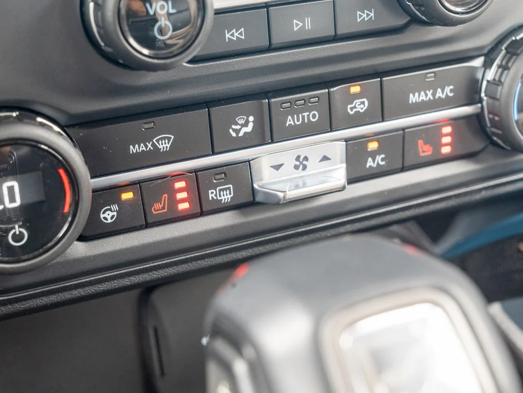 Used 2024 Gray Ford Wildtrak image 30