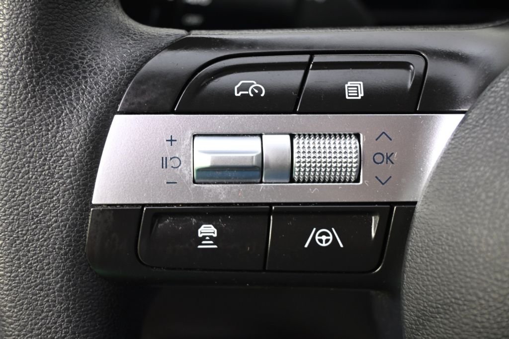 Certified Used 2025 Phantom Black Hyundai SE image 28