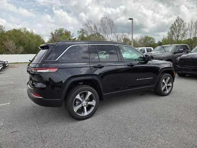 New 2026 Diamond Black Crystal Pearl-Coat Exterior Paint Jeep Limited image 13