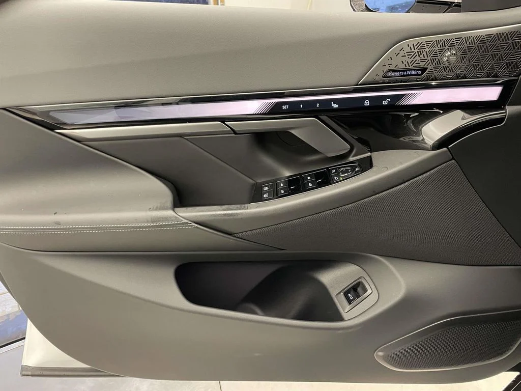 2026 BMW 5 Series 550e - Photo 27