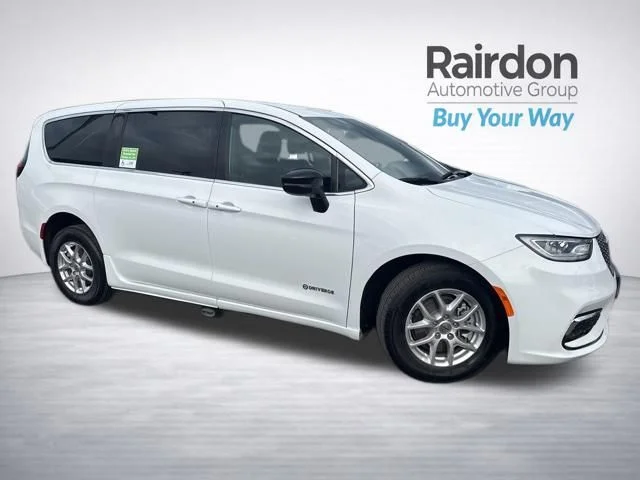 2024 Chrysler Pacifica Touring's photo