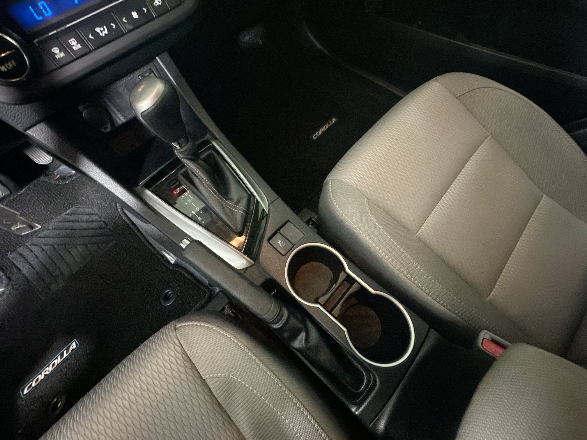 Used 2015 Classic Silver Metallic Toyota LE image 21