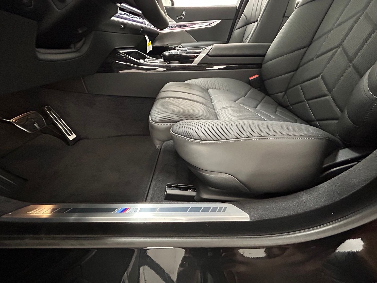 New 2026 Black Sapphire Metallic BMW 740i xDrive image 30
