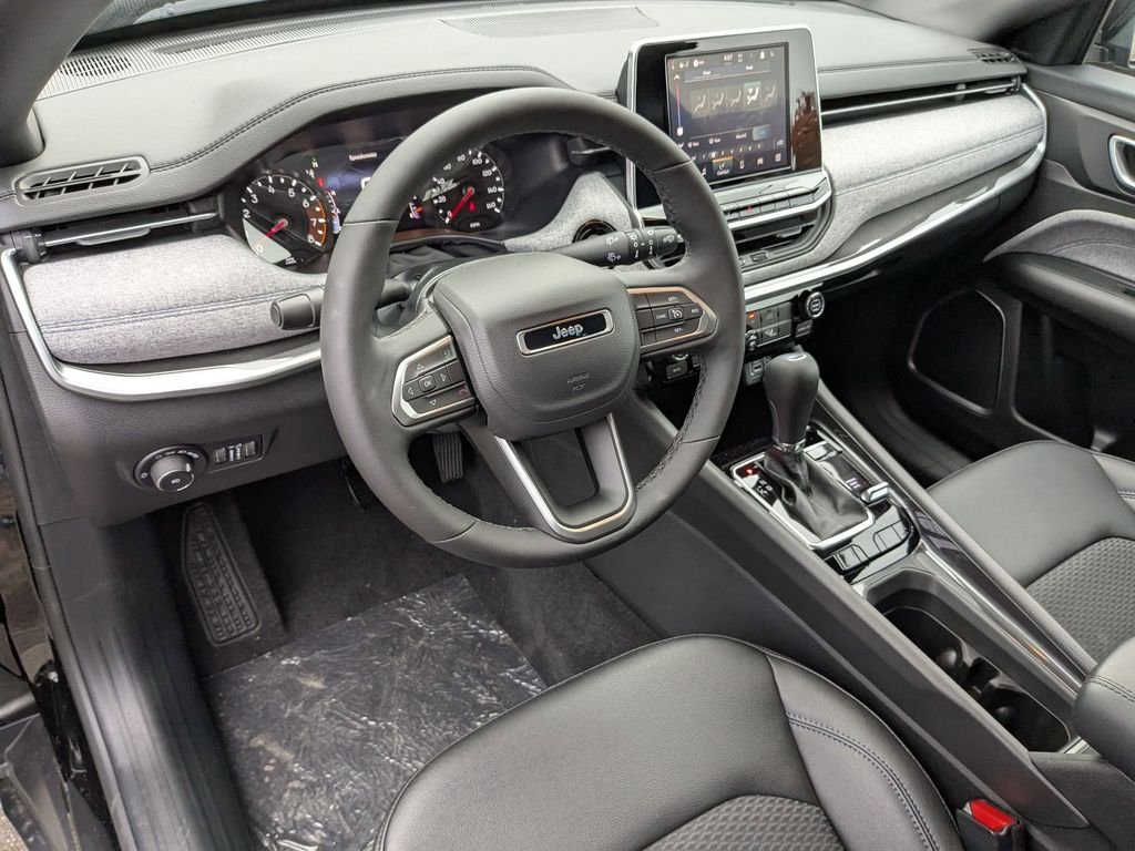 Used 2026 Diamond Black Crystal Pearlcoat Jeep Latitude image 11