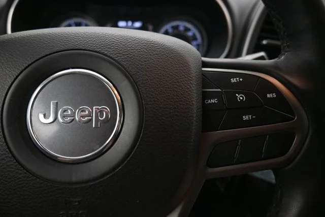 Used 2019 Billet Silver Metallic Clearcoat Jeep Latitude image 26