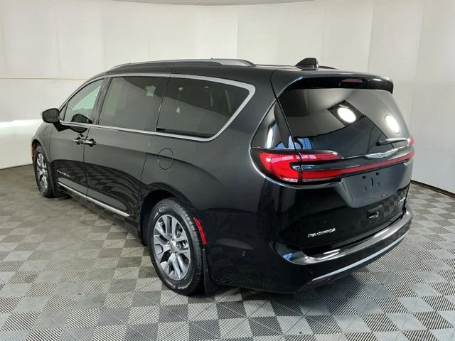 Used 2023 Black Chrysler Pinnacle image 10