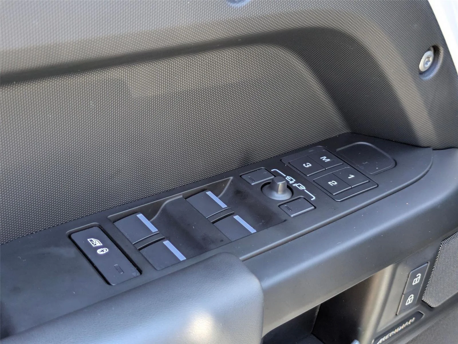 Used 2025 Fuji White Land Rover S image 12