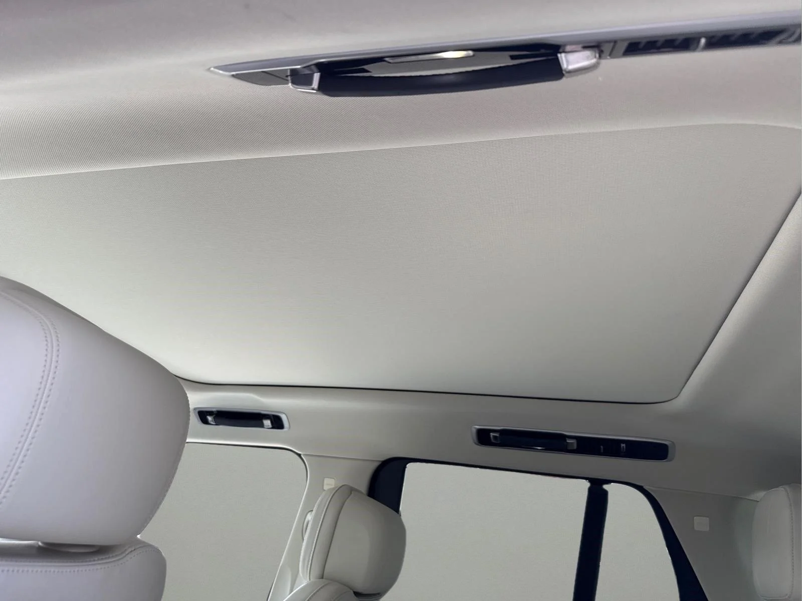 Used 2024 Fuji White Land Rover SE image 7
