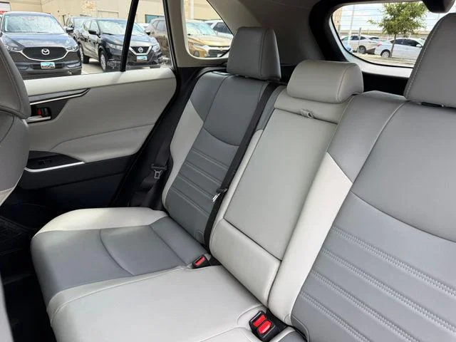 Certified Used 2023 SILVER SKY METALLIC Toyota XLE Premium image 60