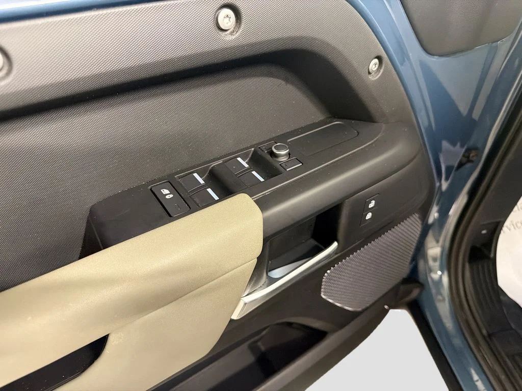 Used 2020 Tasman Blue Metallic Land Rover S image 19