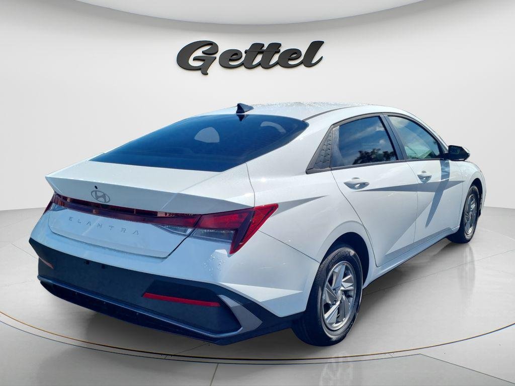 New 2026 White Hyundai SE image 5