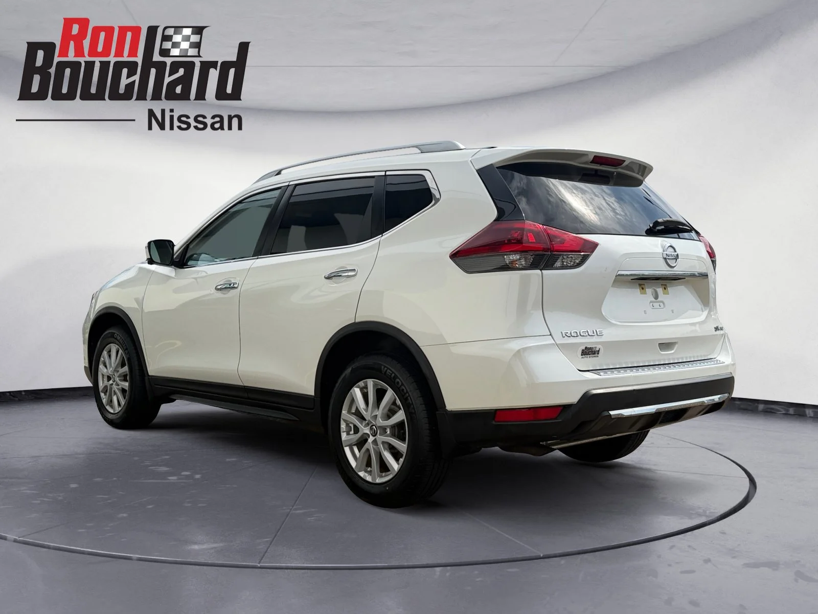 Used 2018 Pearl White Nissan SV image 4