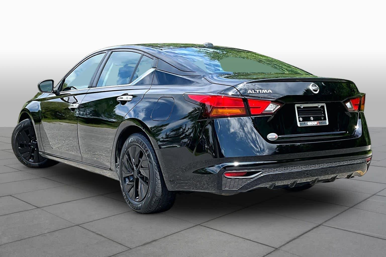 Used 2019 Super Black Nissan 2.5 S image 11