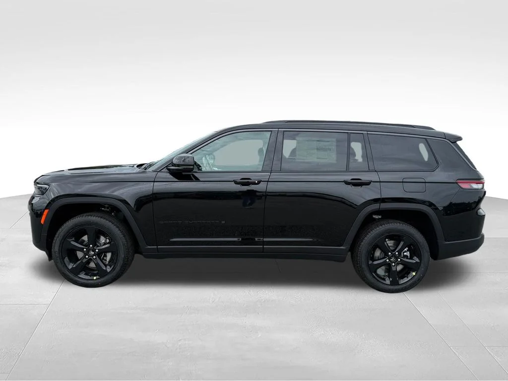 New 2026 Diamond Black Crystal Pearl-Coat Exterior Paint Jeep Limited image 3