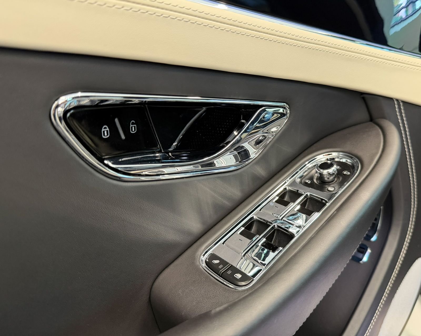 Used 2023 White Bentley V8 S image 12