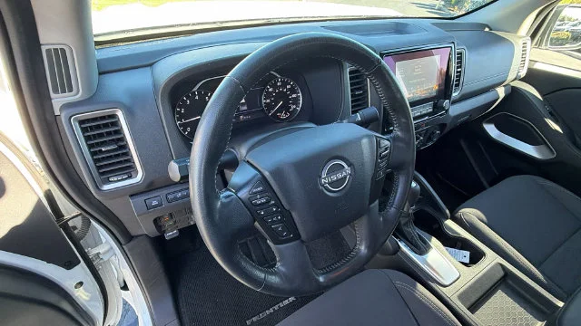 Used 2022 Glacier White Nissan SV image 31