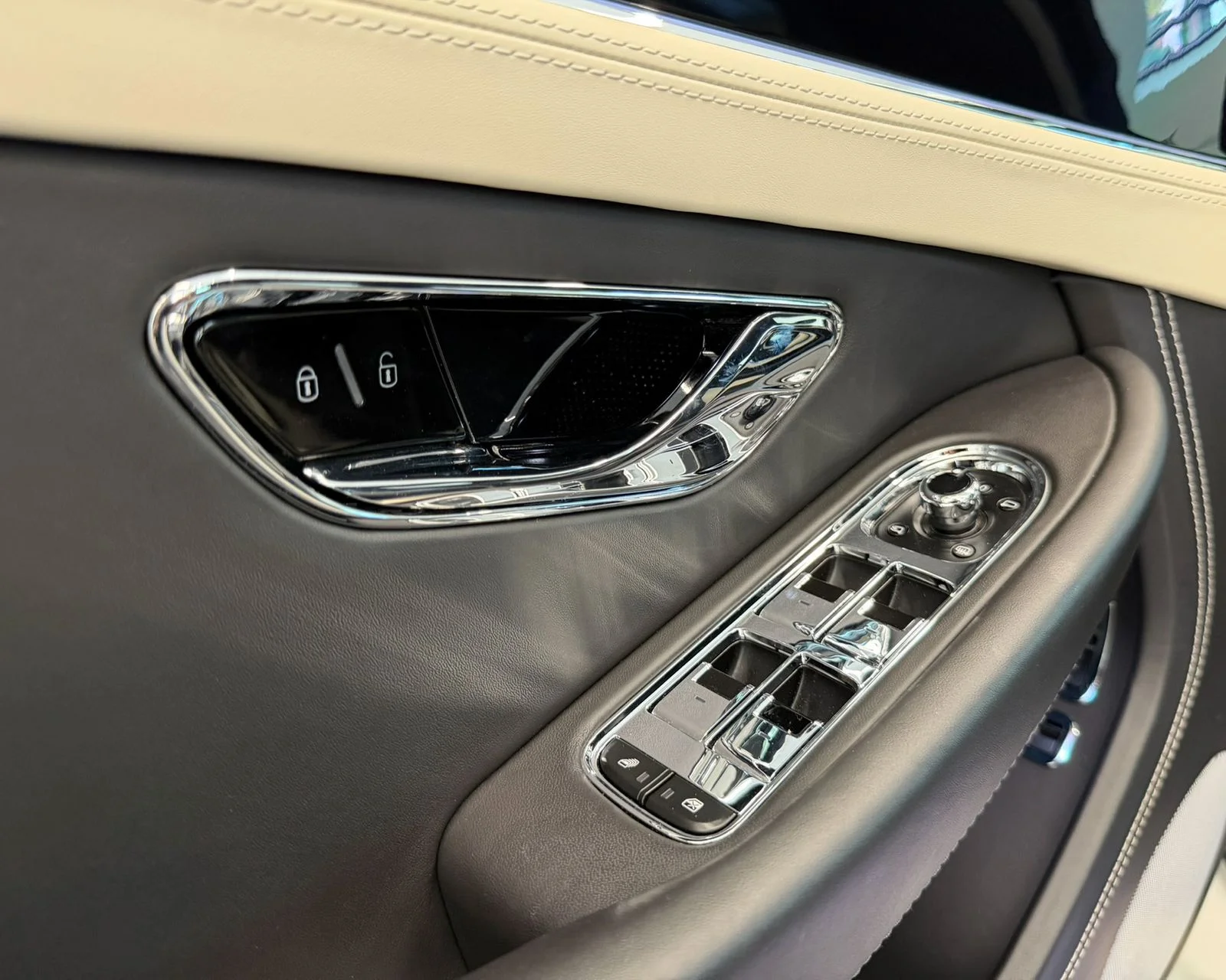 Used 2023 White Bentley V8 S image 12
