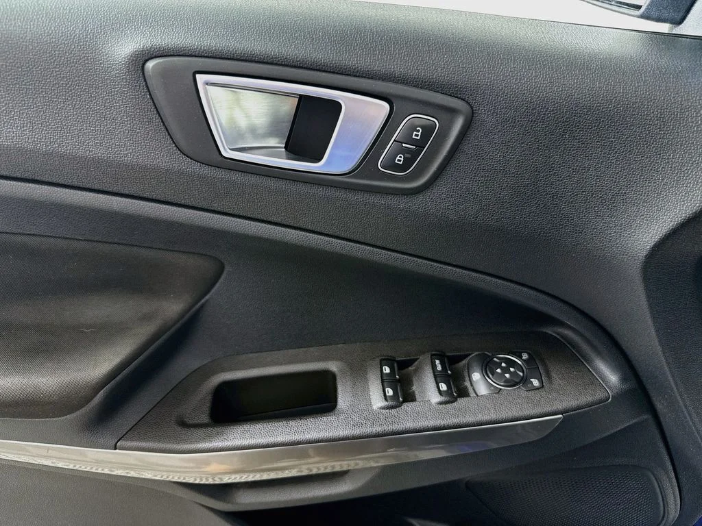 Used 2018 Blue Ford SE image 17