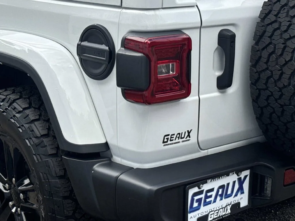 Used 2023 White Jeep Altitude image 11