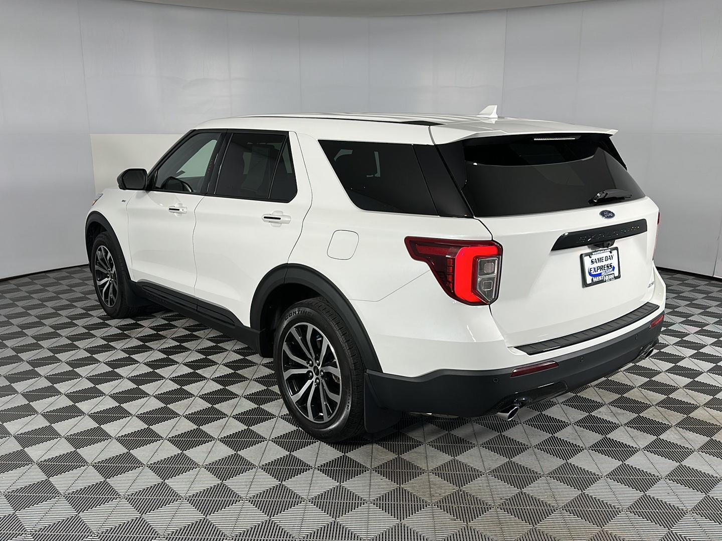 Used 2022 Star White Metallic Tri-Coat Ford ST-Line image 13