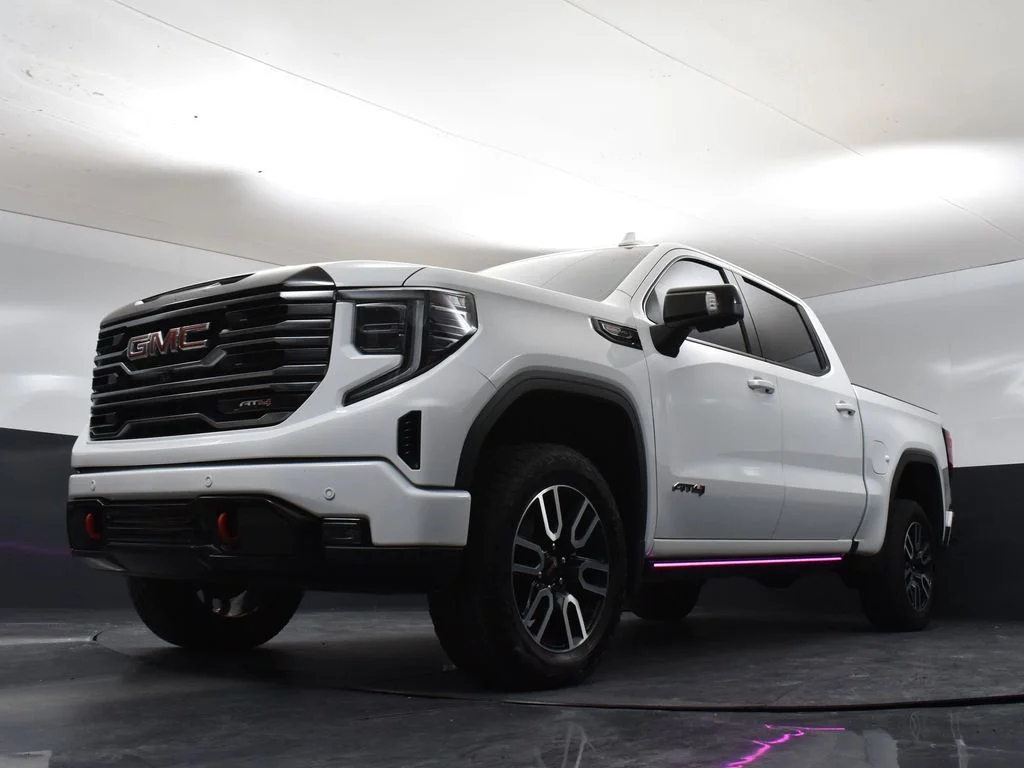 Used 2025 White GMC AT4 image 32