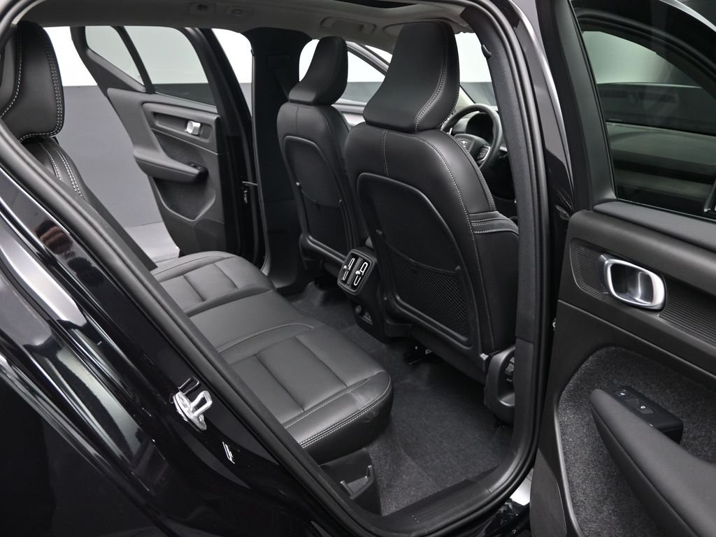 2025 Volvo XC40 Core - Photo 16