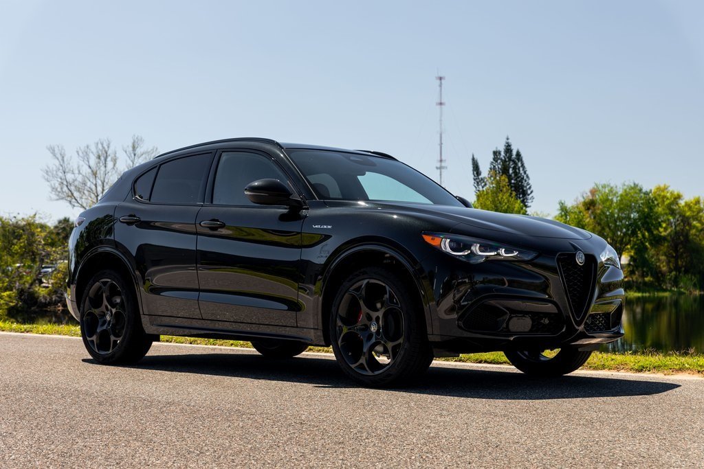 2025 Alfa Romeo Stelvio Sprint Base photo 2