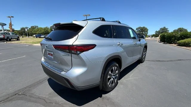 Used 2021 Silver Toyota XLE image 4