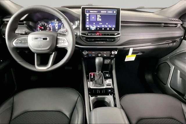 New 2026 Hydro Blue Pearl-Coat Exterior Paint Jeep Latitude image 6