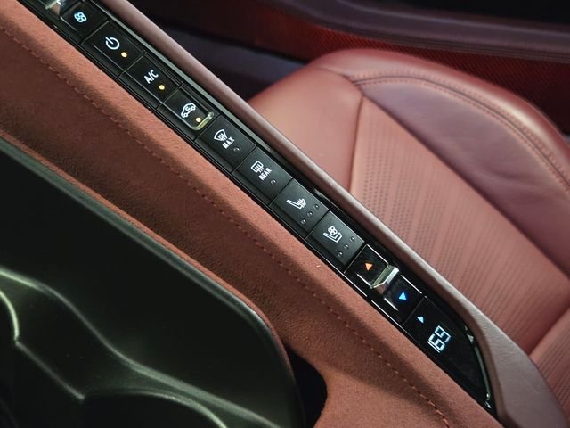 Used 2021 White Chevrolet Stingray image 18