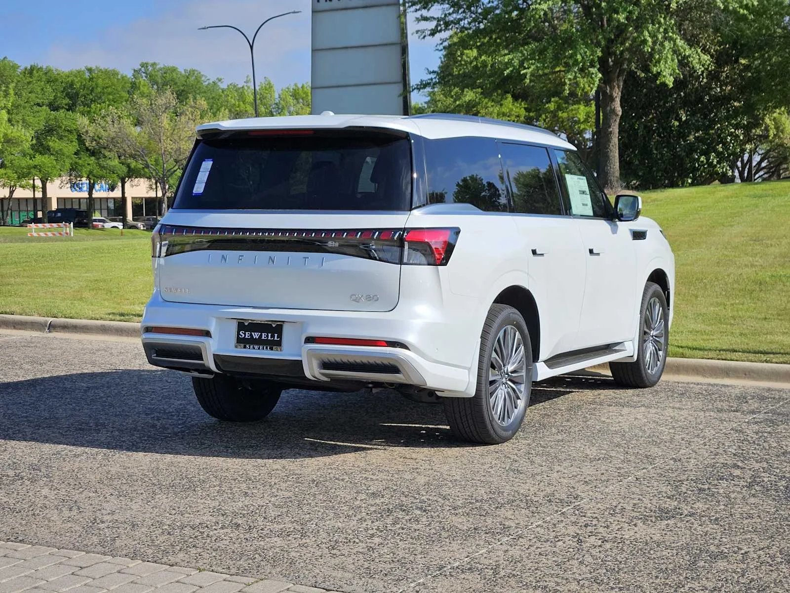 New 2026 RADIANT WHITE INFINITI Luxe 2WD image 4