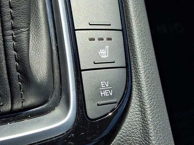 Used 2020 White Hyundai SE image 24
