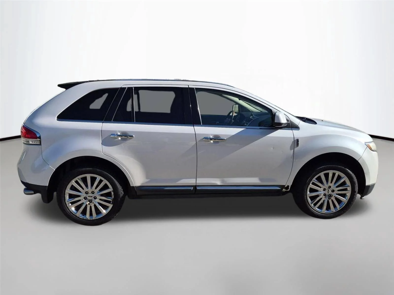 Used 2011 WHITE PLATINUM METALLIC TRI-COAT LINCOLN  image 6