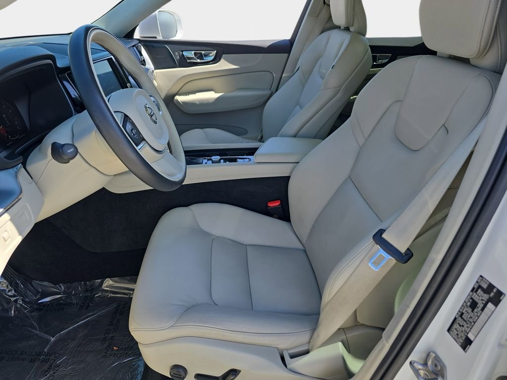 Used 2020 White Volvo T5 Momentum image 18