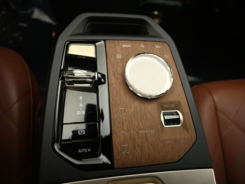 2023 BMW IX - Image 18