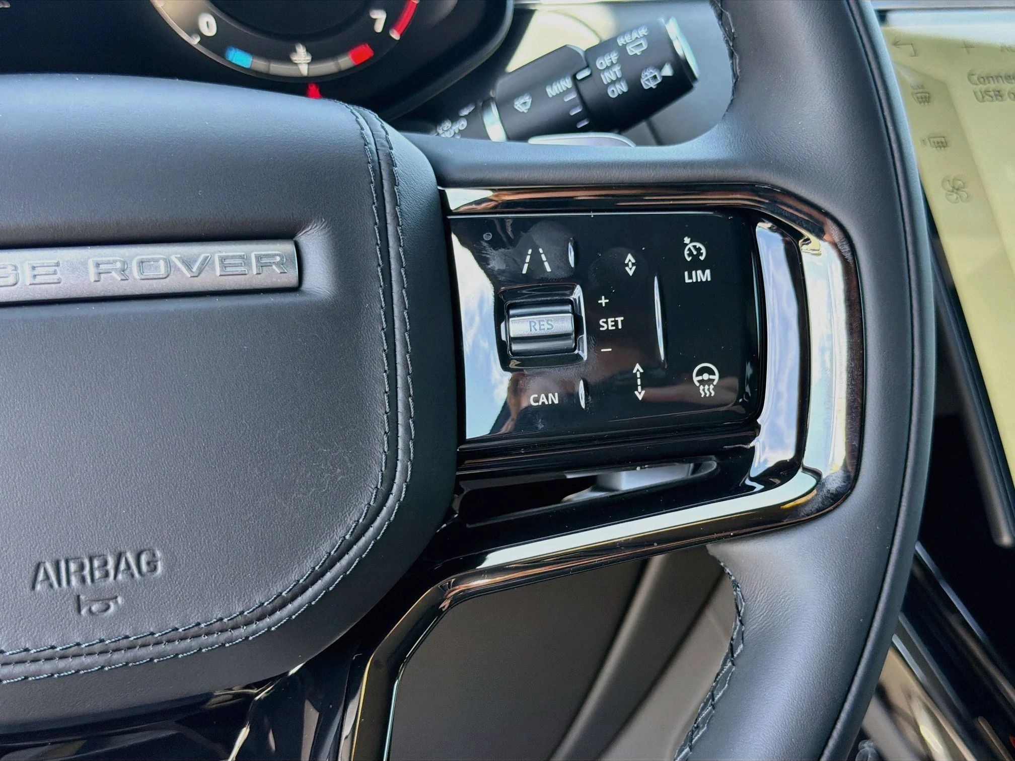 New 2026 Fuji White Land Rover Dynamic SE image 40