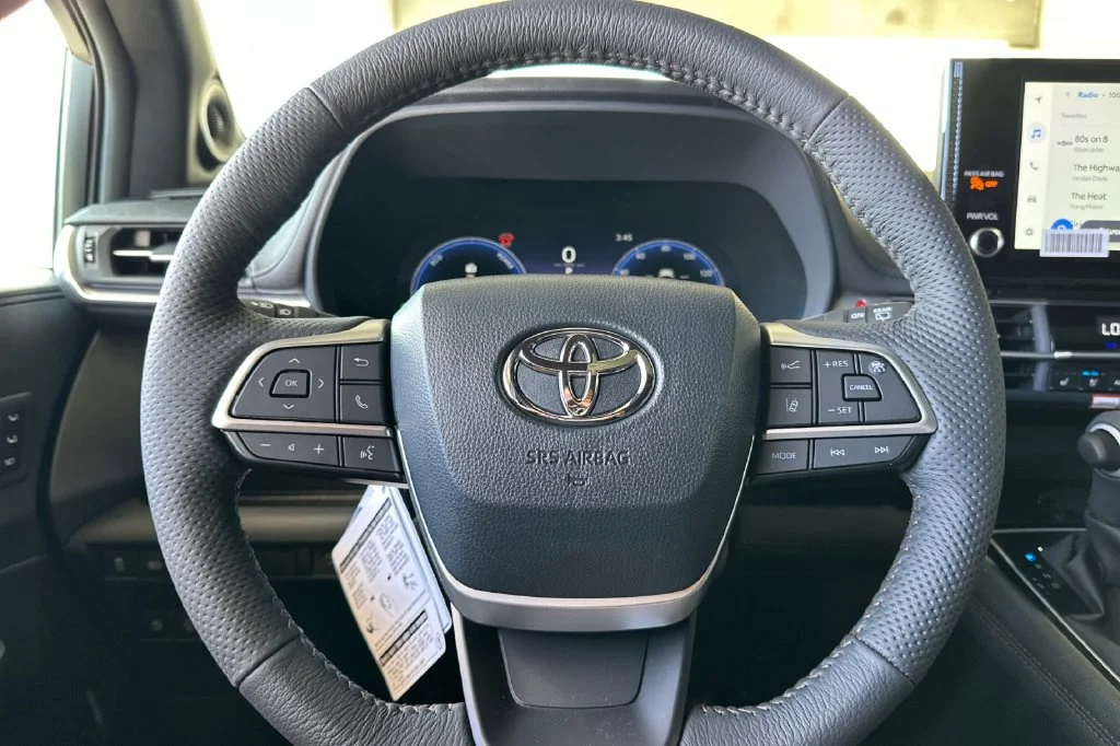 New 2026 Wind Chill Pearl <sup>1</sup> Toyota  Platinum image 26