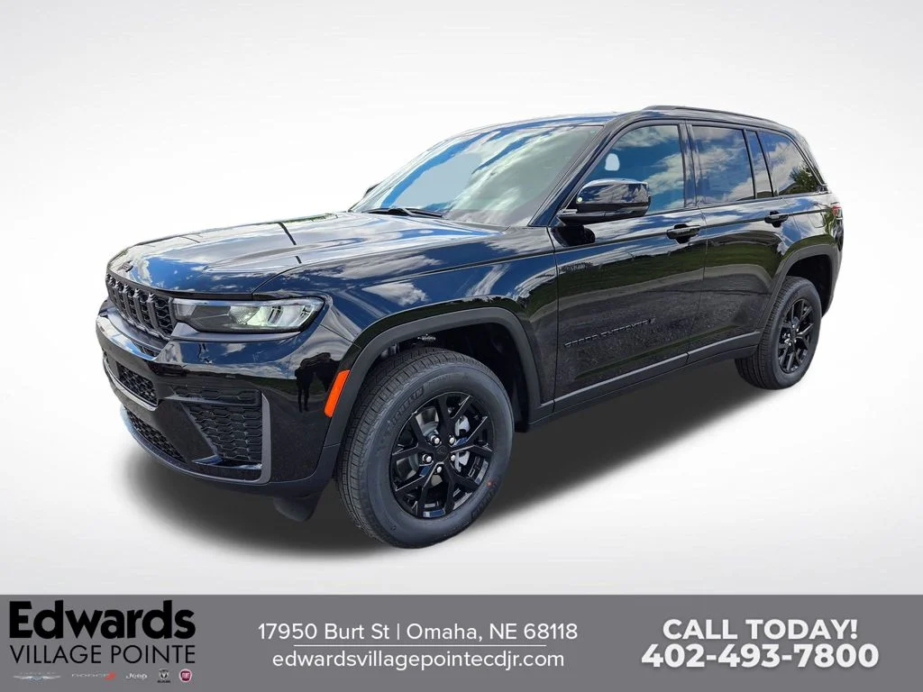 New 2026 Diamond Black Crystal Pearl-Coat Exterior Paint Jeep Laredo Altitude image 7