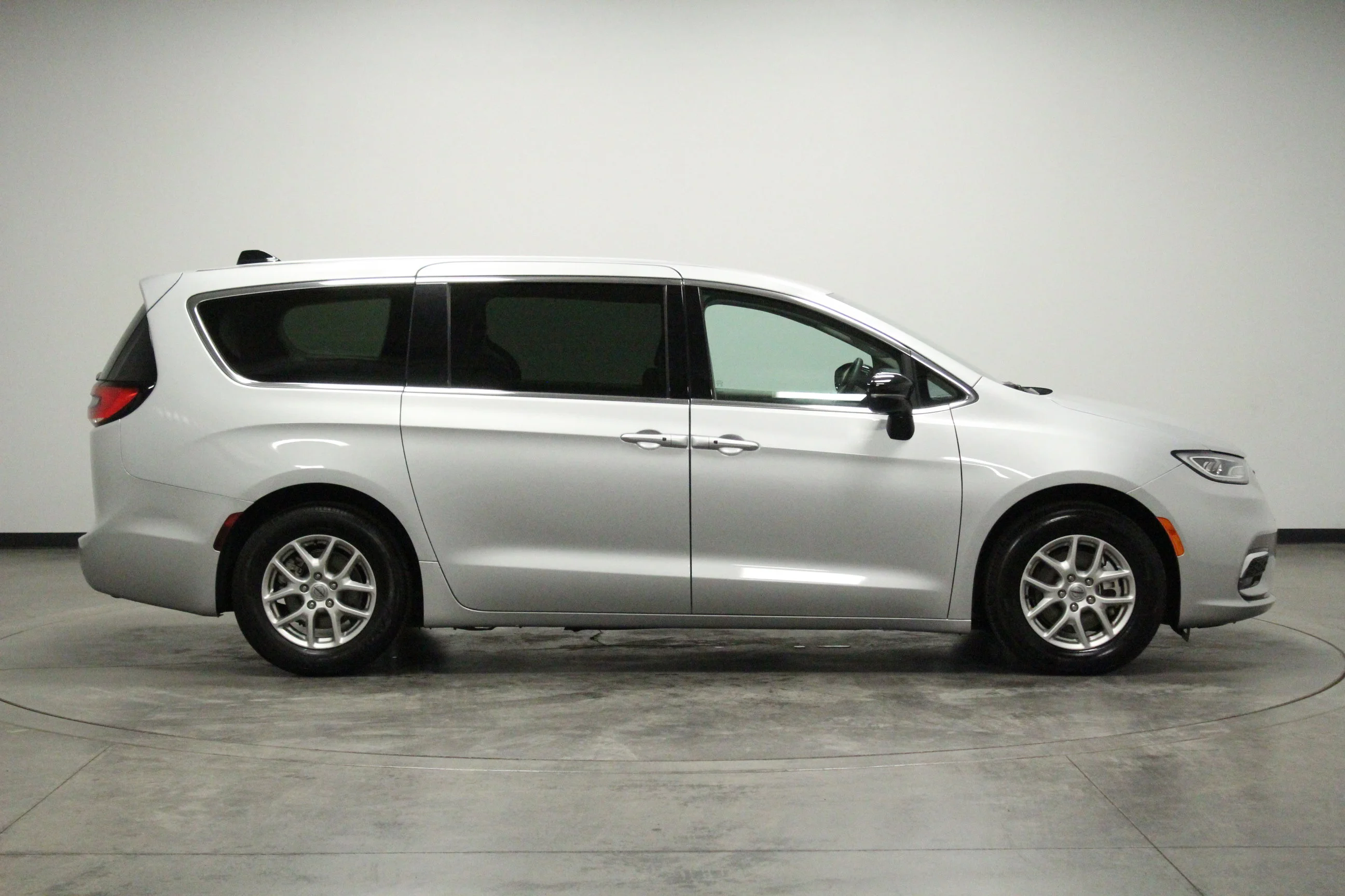 Used 2024 Silver Mist Clearcoat Chrysler Touring L image 9