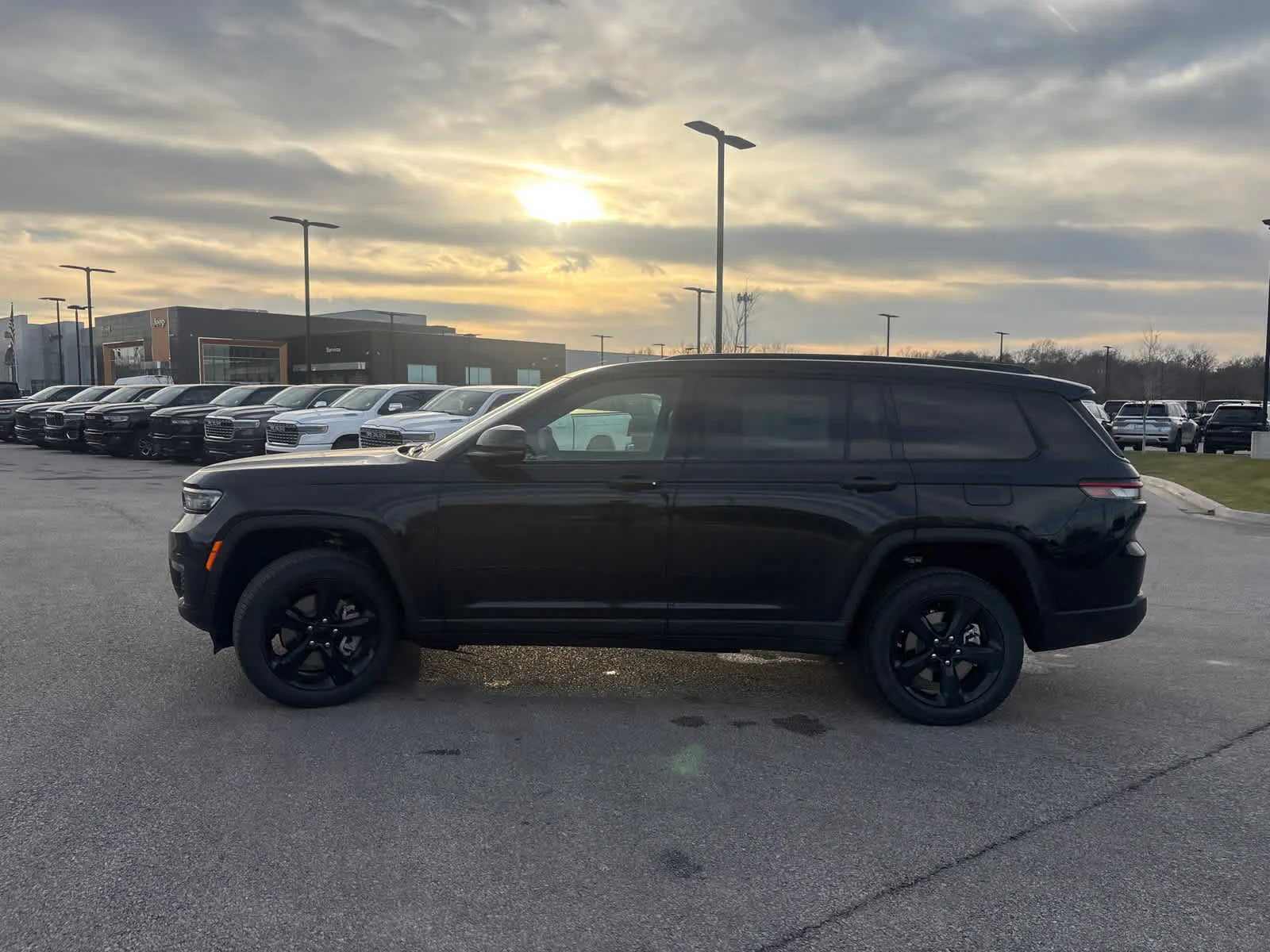 New 2025 Diamond Black Crystal Pearl-Coat Exterior Paint Jeep Limited image 5