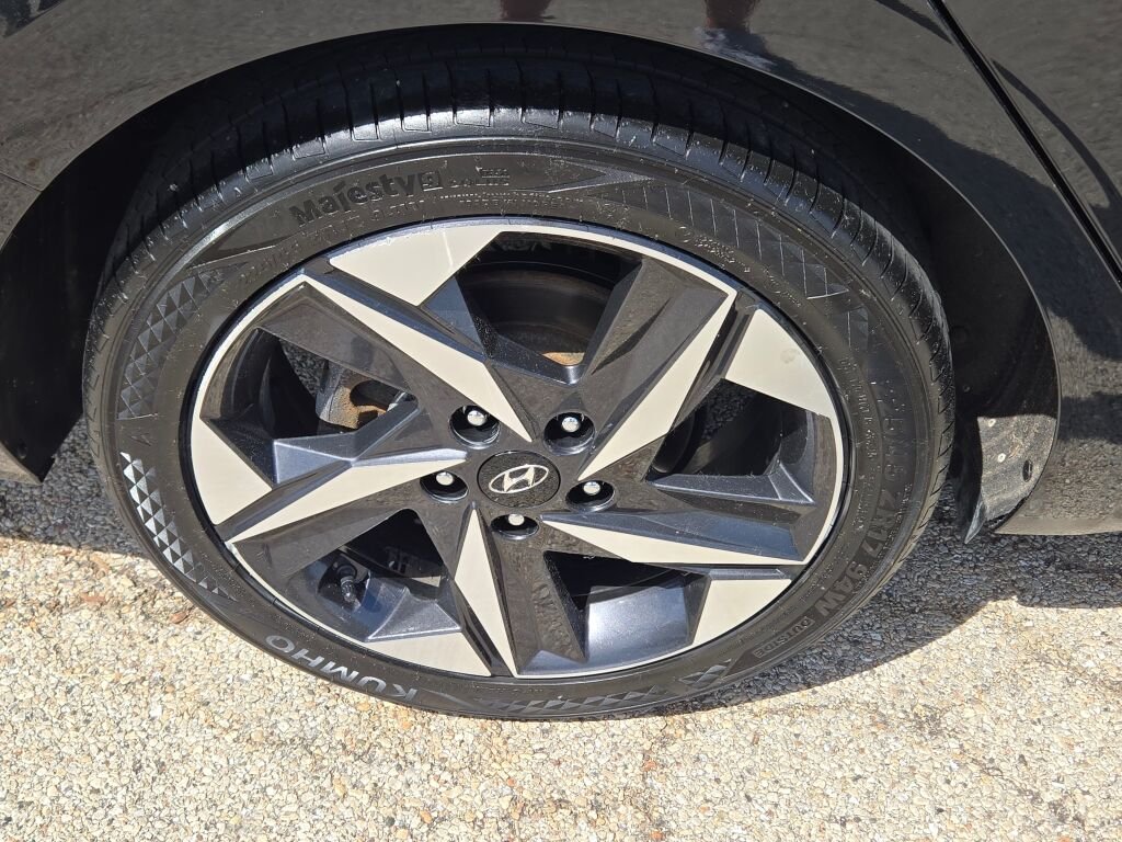 Used 2022 Black Hyundai Limited image 9