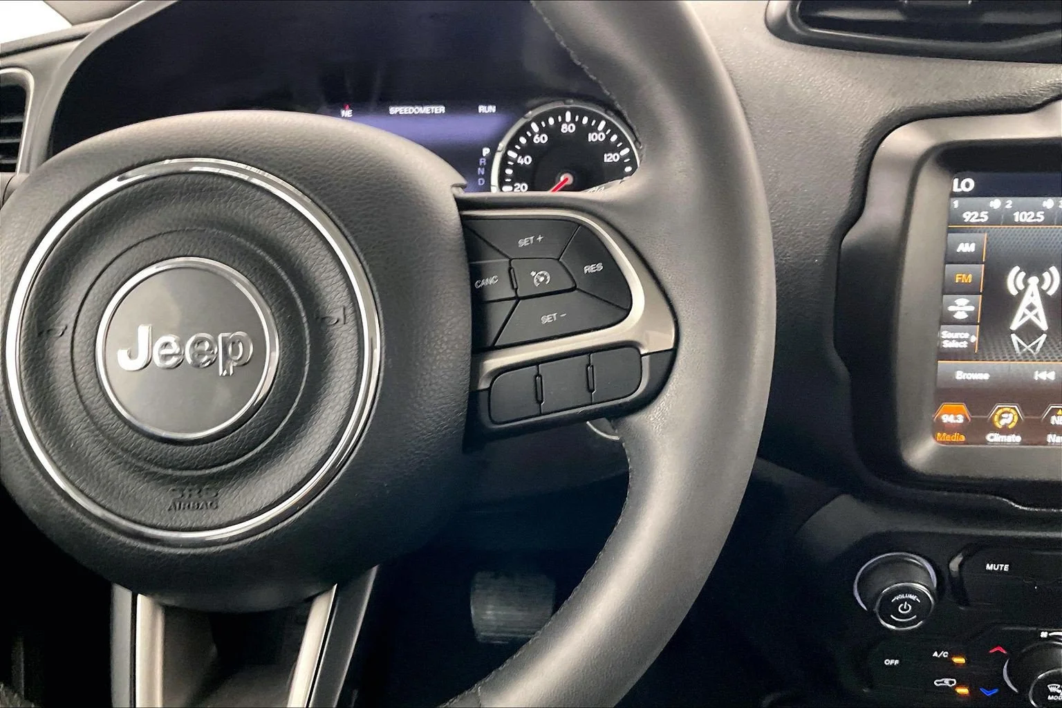 Used 2022 Alpine White Clearcoat Jeep Latitude image 20